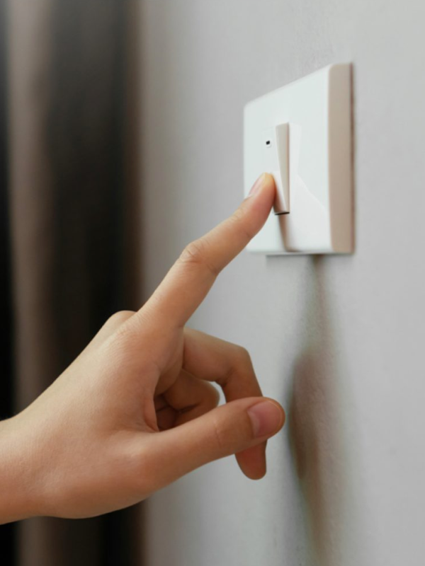Melhor interruptor de luz HomeKit - interruptor de relé EVVR na parede